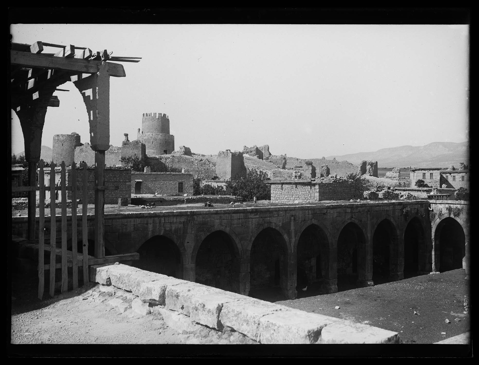 Vue de la cour intérieure d'un bâtiment civil (medrese ?) et du château